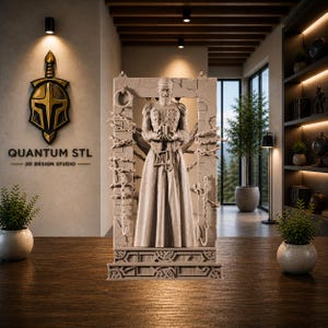 Könnte beinhalten: Eine detaillierte 3D-gedruckte Skulptur einer Figur in einem langen Gewand, die einen Gegenstand hält, umrahmt von einem steinernen Torbogen mit Ketten. Die Skulptur ist in einer neutralen Farbe gehalten und steht auf einem Holztisch. Der Text "QUANTUM STL 3D DESIGN STUDIO" ist sichtbar.