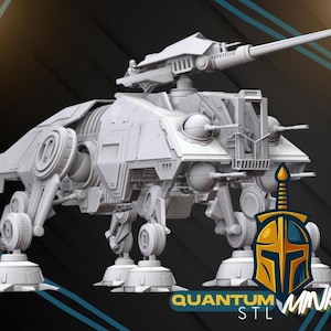 Może przedstawiać: Jasnoszary model AT-AT, czteronożnego pojazdu bojowego. Model ma duże działo na górze i kilka mniejszych dział. Logo "Quantum STL MINIS" znajduje się w prawym dolnym rogu.