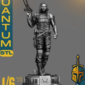 Könnte beinhalten: Graustufen-Figur eines Charakters mit Gewehr, basierend auf dem Film Captain America: The Winter Soldier. Die Figur steht auf einem Sockel mit dem Text "1/6 Scale" und "Captain America The Winter Soldier". Das Wort "QUANTUM" befindet sich auf der linken Seite.