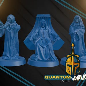 Könnte beinhalten: Drei blaue Miniaturfiguren einer bekleideten Figur, eine davon sitzt auf einem Thron. Die Figuren stehen auf kreisförmigen Sockeln. Das Quantum Minis STL-Logo befindet sich in der unteren rechten Ecke.