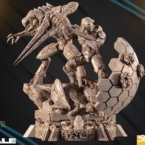 Può includere: Scultura beige che raffigura un soldato con un'arma e una creatura in una scena di combattimento. La base della scultura presenta il testo "QUANTUM STL" e "1/6 SCALE".