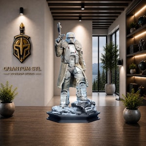 Puede incluir: Una estatua detallada, gris y blanca, de un personaje de ciencia ficción sosteniendo un bláster. La figura está sobre una base rocosa. La estatua está en una habitación bien iluminada con el texto "QUANTUM STL 3D DESIGN STUDIO" en la pared.