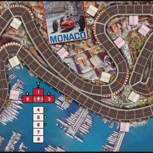 Może przedstawiać: Gra planszowa przedstawiająca tor wyścigowy w Monako. Tor jest brązowy z białymi liniami, wijący się przez szczegółowy krajobraz miejski i port. Plansza zawiera plakat Monako i różne elementy gry.
