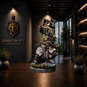 Peut inclure: Figurine détaillée d'un guerrier orc à la peau verte, brandissant un grand marteau. L'orc est vêtu d'une armure avec des accents de fourrure, debout sur une base en pierre. Le fond comprend un logo "QUANTUM STL - 3D DESIGN STUDIO".