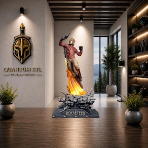 Puede incluir: Escultura detallada de una figura con chaqueta roja y casco, en pleno vuelo con un jetpack, sobre una base en forma de nube. La base dice "ROCKETEER" en letras doradas. La escultura está iluminada con un brillo cálido.
