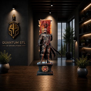 Può includere: Una statua dettagliata di un supereroe, vestito con un costume scuro con un mantello svolazzante, si erge su una base decorativa. La figura tiene in mano un'arma ed è posizionata di fronte a uno stendardo con fiamme. Lo sfondo include il testo "QUANTUM STL - 3D DESIGN STUDIO".