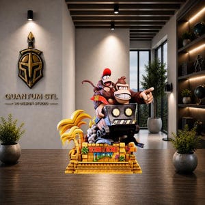Könnte beinhalten: Eine detaillierte 3D-gedruckte Donkey Kong Country-Statue. Die Statue zeigt Donkey Kong und Diddy Kong auf einem Fahrzeug, mit einem goldfarbenen Sockel und Palmenakzenten. Die Statue steht auf einer Holzoberfläche.