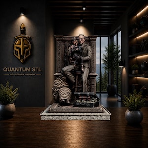 Puede incluir: Una detallada escultura impresa en 3D de un hombre y un niño sentados en una silla, con una maleta y una figura en la base. La escultura está ubicada en una habitación con una pared oscura con un logotipo dorado y el texto "QUANTUM STL - 3D DESIGN STUDIO".