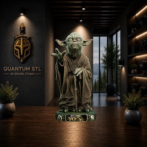 Op de afbeelding: Een gedetailleerd beeld van Yoda uit Star Wars, in een zittende pose met één hand omhoog. Het beeld is groen en bruin, met de Star Wars- en Yoda-logo's op de basis. De achtergrond bevat de tekst "QUANTUM STL - 3D DESIGN STUDIO".