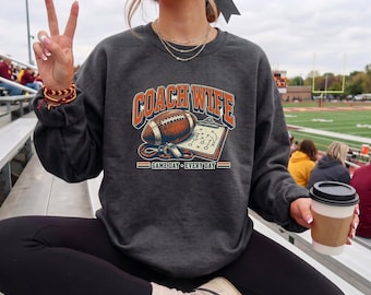 Camiseta de la esposa del entrenador, camiseta retro universitaria de fútbol de Comfort Colors