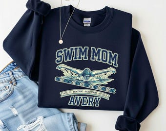 Sudadera Swim Mom, sudadera vintage estilo universitario con cuello redondo y nombre personalizado del nadador.