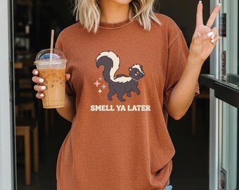Camiseta divertida con estampado de mofeta y colores acogedores, camiseta "Smell Ya Later Skunk Tee", regalo adorable para amantes de las mofetas.