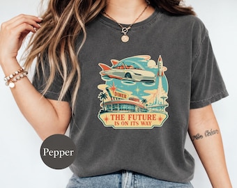 Camiseta de estilo retrofuturista, camiseta Comfort Colors de los años 50 con estampado de coche volador, estilo Googie de la era atómica.