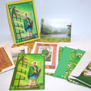 Assortiment de cartes de la Saint-Patrick dans une boîte vintage