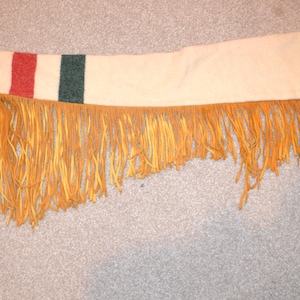 Bufanda o envoltura de pistola de lana vintage con flecos de gamuza, hallazgo rústico