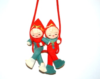 Pixie Elves uit de jaren 50 op sleeplift of schommel rood
