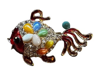 Broche de pez esmaltado vibrante con escamas de pétalos de arcoíris y cristales brillantes. Broche de joyería submarina en tono dorado. Accesorio único y llamativo.