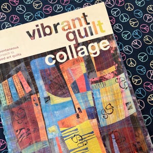 Może przedstawiać: Książka zatytułowana "vibrant quilt collage" z kolorową sztuką abstrakcyjną na okładce. Okładka przedstawia wzór patchworkowy w odcieniach niebieskiego, pomarańczowego, żółtego i czerwonego. Książka leży na granatowym tle ze znakami pokoju.