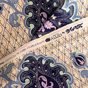 Tela de algodón para patchwork Amy Butler Arabesque en color crema azulado, colección LOVE, fabricada por metros en Westminster Fibers.