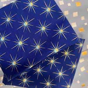 Tecido de algodão Windham Fabrics Orbit Sun Stars Royal Blue Metallic da Whistler Studios, padrão 52731 M-2, fora de catálogo (OOP). Fat Quarter (aproximadamente 45 x 55 cm).