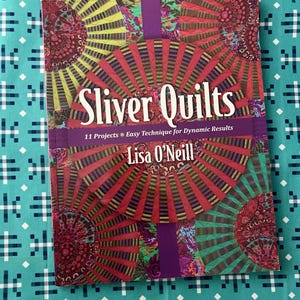 Op de afbeelding: Een rustiek houten bord met de tekst "Welcome to our home" in witte letters. Het bord heeft een verweerde afwerking en een eenvoudig, uitnodigend ontwerp, ideaal voor entree decoratie.