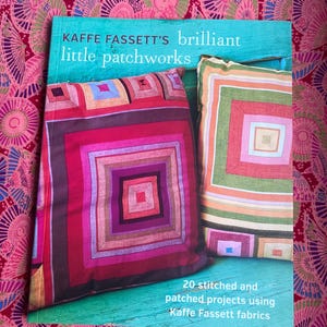 Pequenas e Brilhantes Obras de Retalhos de Kaffe Fassett: 20 Projetos Costurados e Remendados Usando Tecidos de Kaffe Fassett