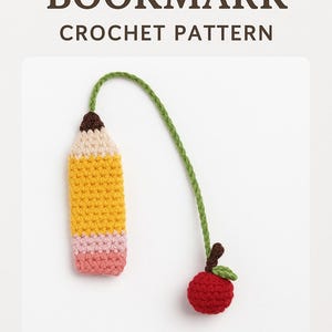 Op de afbeelding: Gehaakte potlood bladwijzer met een rode appel bedel. Het potlood is geel, beige, roze en koraal. De appel is rood met groene bladeren. De tekst "PENCIL BOOKMARK CROCHET PATTERN" staat bovenaan.