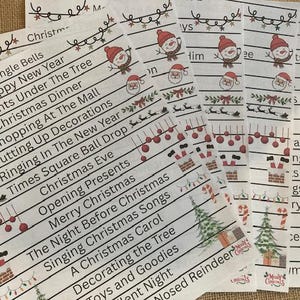 Può includere: Diversi fogli di carta bianchi con testo e illustrazioni a tema natalizio. I fogli presentano frasi come "Jingle Bells" e "Merry Christmas", insieme a immagini di pupazzi di neve, Babbo Natale e alberi di Natale. I fogli sono decorati con bordi festivi.