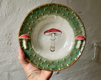 Plato de cerámica con forma de seta hecho a mano, fuente rústica de gres, decoración de setas rojas, vajilla Forestcore, regalo Cottagecore, cerámica única
