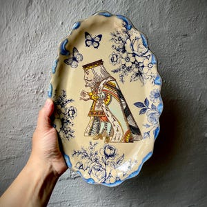 Piatto di Alice nel Paese delle Meraviglie, piatto in ceramica artigianale, illustrazione di carte da gioco con regina e re, piatto floreale in stile vintage, regalo unico, ceramica fatta a mano