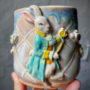 Handgjord keramikmugg Vit kanin Alice i Underlandet | Skulpturerad keramikmugg | 3D-skulpturell stengods | Hattmakarens tebjudningspresent | Konst