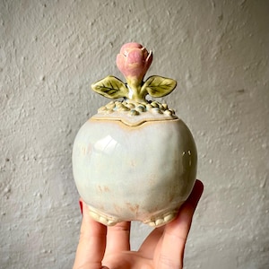 Caja de joyería de cerámica hecha a mano con tapa de flor de peonía, caja de baratijas de gres caprichosa, tarro botánico único, regalo de estilo rústico de hadas