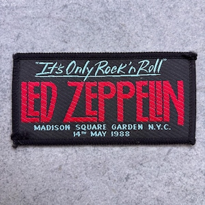 Könnte beinhalten: Ein rechteckiger, schwarzer, bestickter Aufnäher mit dem Text "It's Only Rock'n Roll" in Hellblau, "LED ZEPPELIN" in großen roten Buchstaben und "MADISON SQUARE GARDEN N.Y.C. 14TH MAY 1988" in Hellblau, alles mit schwarzem Rand.