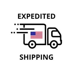 Op de afbeelding: Zwart-wit illustratie van een bezorgwagen met de tekst "EXPEDITED SHIPPING". De vrachtwagen heeft de Amerikaanse vlag op de zijkant. De afbeelding suggereert snelle levering.