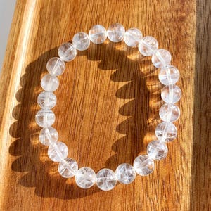 Bracelet en quartz aiguille bleu glacial de haute qualité de 8 mm | Bracelet en cristal de guérison | Bijoux en pierres précieuses énergétiques | Cadeau pour elle | Style bohème minimaliste