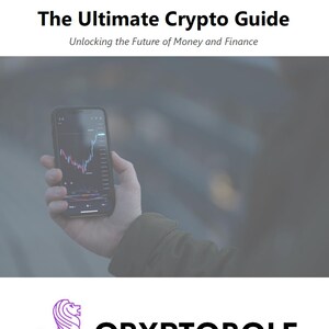 Könnte beinhalten: Ein Smartphone-Bildschirm mit einem Finanzdiagramm, das von einer Hand gehalten wird. Der Text "The Ultimate Crypto Guide" und "Unlocking the Future of Money and Finance" sind zu sehen. Das Logo von "CRYPTBOLE" befindet sich unten.