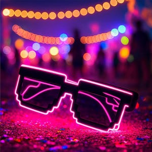 Può includere: Occhiali da sole pixelati con montatura nera e contorno al neon rosa acceso. Gli occhiali sono appoggiati su una superficie ricoperta di coriandoli, con uno sfondo sfocato di luci e persone. Il tema generale è una festa o un festival.