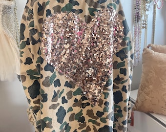 Giacca-camicia mimetica Woolrich riciclata, pezzo unico, giacca con cuori di paillettes, camicia militare, giacca militare boho, shacket mimetica oversize XL