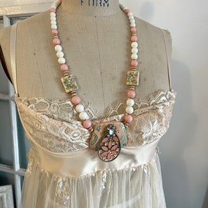 Collar de cerámica vintage, joyería vintage reciclada, collares vintage rosas, collares babero, collares babero rosa, joyas reutilizadas