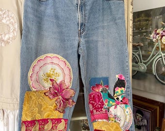Unieke Altered Couture-jeans, romantisch boho-denim, bloemen patchwork-jeans, cottagecore-denim, draagbare kunstjeans, damesmaat S