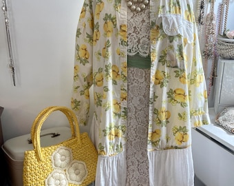 Completo stile Capri con stampa limone, camicia oversize con stampa limone e borsa di paglia vintage, outfit estivo cottagecore italiano, set spolverino con stampa limone