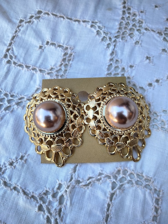 1980s vintage style gold colored and pearl earring