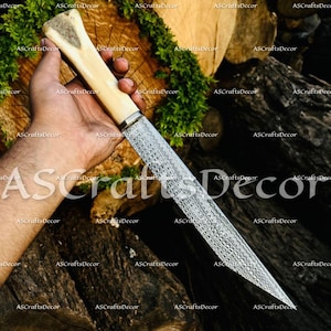 Könnte beinhalten: Ein handgefertigtes Messer mit einem Knochengriff und einer gemusterten, silberfarbenen Klinge. Das Messer wird in einer Hand gehalten, die das komplizierte Design zeigt. Der Text "ASCraftsDecor" ist sichtbar.