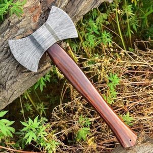 Handgeschmiedete Doppelaxt aus Damaszener Stahl mit Palisandergriff und Lederscheide