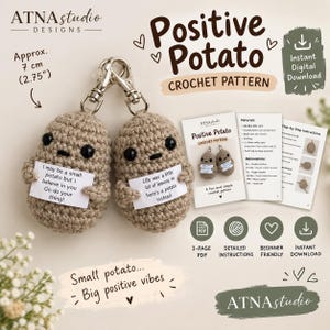 Puede incluir: Dos figuras de patata de ganchillo color tostado con ojos de cuentas negras, cada una sosteniendo un cartel blanco con texto. Un cartel dice, I may be a small potato but I believe in you Go do your thing! El otro, Life was a little bit of lemons, so here's a potato instead. Incluye una etiqueta de tamaño de 7 cm.