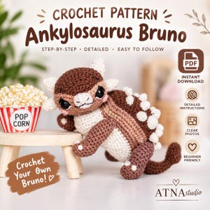 Peut inclure: Un modèle de crochet pour un Ankylosaurus nommé Bruno, présentant un dinosaure en crochet marron et crème avec des pointes blanches, à côté d'un seau à pop-corn rayé rouge et blanc. Le texte indique Crochet Pattern Ankylosaurus Bruno.