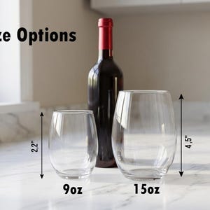 Op de afbeelding: Twee heldere wijnglazen zonder steel en een donkere rode wijnfles. Het kleinere glas is 5,6 cm hoog met een inhoud van 255 ml, en het grotere glas is 11,4 cm hoog met een inhoud van 425 ml. De tekst Size Options is linksboven zichtbaar.