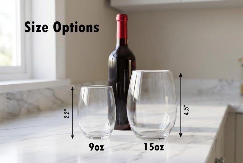 Op de afbeelding: Twee heldere wijnglazen zonder steel en een donkere rode wijnfles. Het kleinere glas is 5,6 cm hoog met een inhoud van 255 ml, en het grotere glas is 11,4 cm hoog met een inhoud van 425 ml. De tekst Size Options is linksboven zichtbaar.