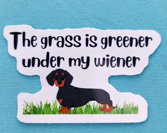 The Grass is Greener Under My Wiener-sticker van 3 inch voor waterflessen, laptops of waar je maar wilt