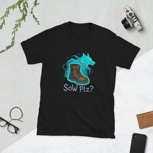 Könnte beinhalten: Schwarzes T-Shirt mit einem Aufdruck eines braunen Stiefels, einem blauen Wolfsgeist und dem Text "SoW Plz?". Das Design ist mittig auf dem Shirt platziert, mit Rundhalsausschnitt und kurzen Ärmeln.